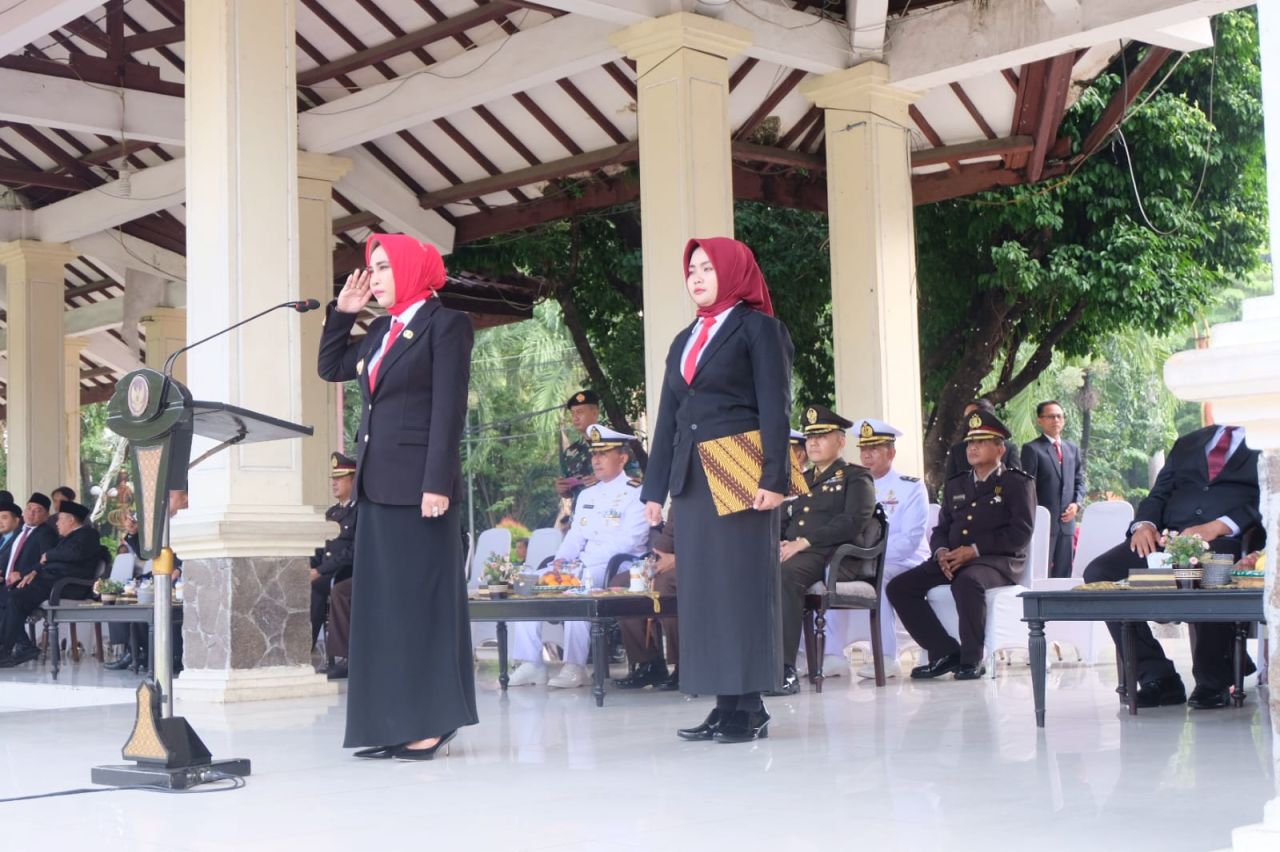 UPACARA - Pemkab Sidoarjo menggelar Upacara Peringatan Hari Kebangkitan Nasional (Harkitnas) Tahun 2025 tepat tanggal 20 Mei 2025 di Alun-alun Sidoarjo dengan Inspektur Upacara Wakil Bupati Sidoarjo, Mimik Idayana, Selasa (20/05/2025).