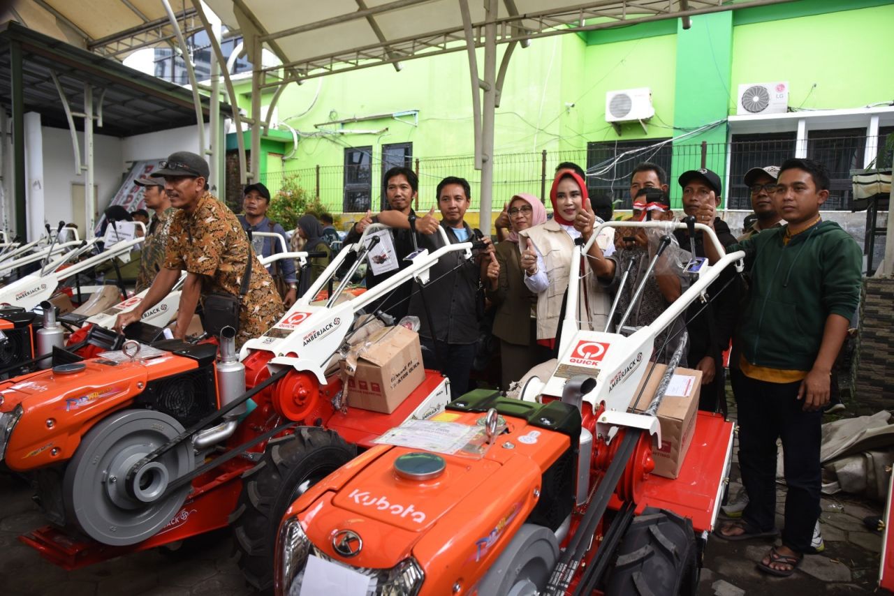 BAGIKAN - Wabup Sidoarjo, Mimik Idayana membagikan 15 hand traktor kepada 15 Gapoktan di Dinas Pangan dan Pertanian dan 1 Alsintan di Balai Desa Pertapan Maduretno, Kecamatan Taman, Sidoarjo, Selasa (20/05/2025).