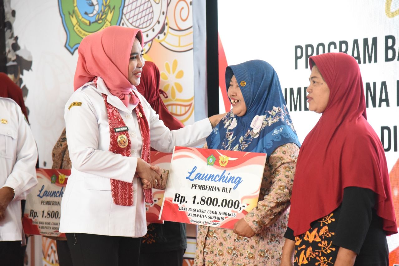 SERAHKAN - BLT DBHCHT Tahun 2025 itu diserahkan secara simbolis oleh Wabup Sidoarjo Mimik Idayana kepada buruh pabrik rokok di kawasan Desa Ngaban, Kecamatan Tanggulangin, Sidoarjo, Rabu (21/05/2025).