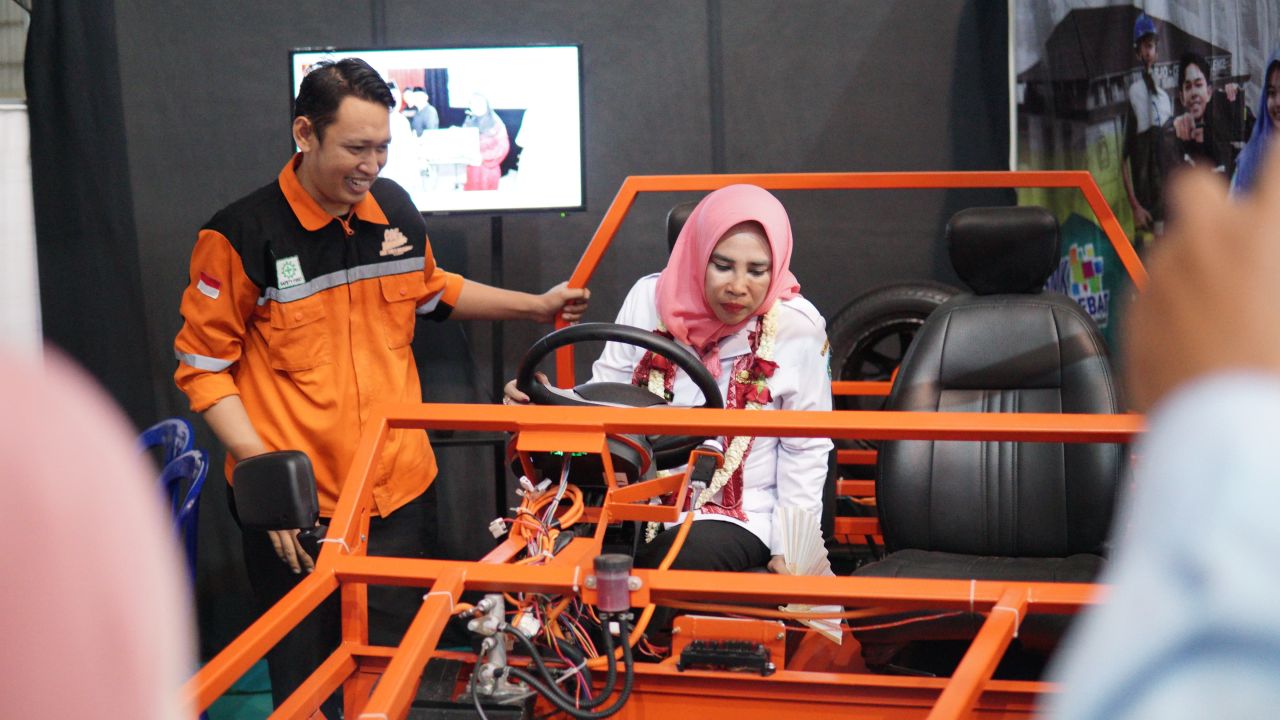 PEMBUKAAN - Wabup Sidoarjo Mimik Idayana membuka acara Sidoarjo School Fest IV Tahun 2025 di Lapangan Bulu Tangkis Indoor GOR Sidoarjo dan sempat kepincut mobil listrik hasil inovasi siswa SMK YPM 8 Sidoarjo, Rabu (21/05/2025).