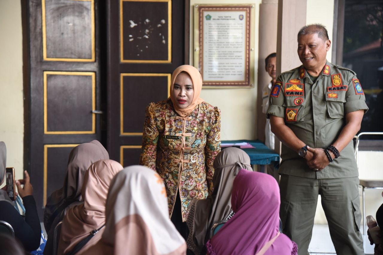 SIDANG TIPIRING - Sebanyak 19 PKL menjalani sidang Tindak Pidana Ringan (Tipiring) di Aula Kantor Satpol PP Pemkab Sidoarjo sempat ditemui Wakil Bupati (Wabup) Sidoarjo Mimik Idayana, Kamis (22/05/2025).