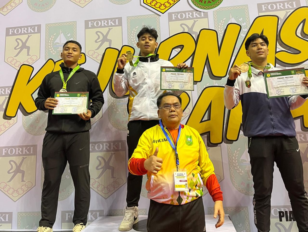 EMAS - Dua atlet Karate SMAN 4 Sidoarjo Variel Alexandro Putra Irawan (kelas Kumite Junior +76 kg Putra) dan Sabrina Aulia Wardah (kelas Kumite Junior -57 kg Putri) meraih Medali Emas Kejurnas Forki di Riau kemarin.