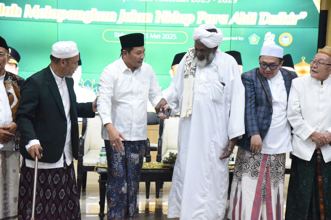 SILATURRAHMI - Sejumlah kiai dan ustadz hadir pada kegiatan silaturahim ulama dan umaroh bersama Bupati Sidoarjo, Subandi di Pendopo Delta Wibawa, Jumat (23/05/2025) malam.