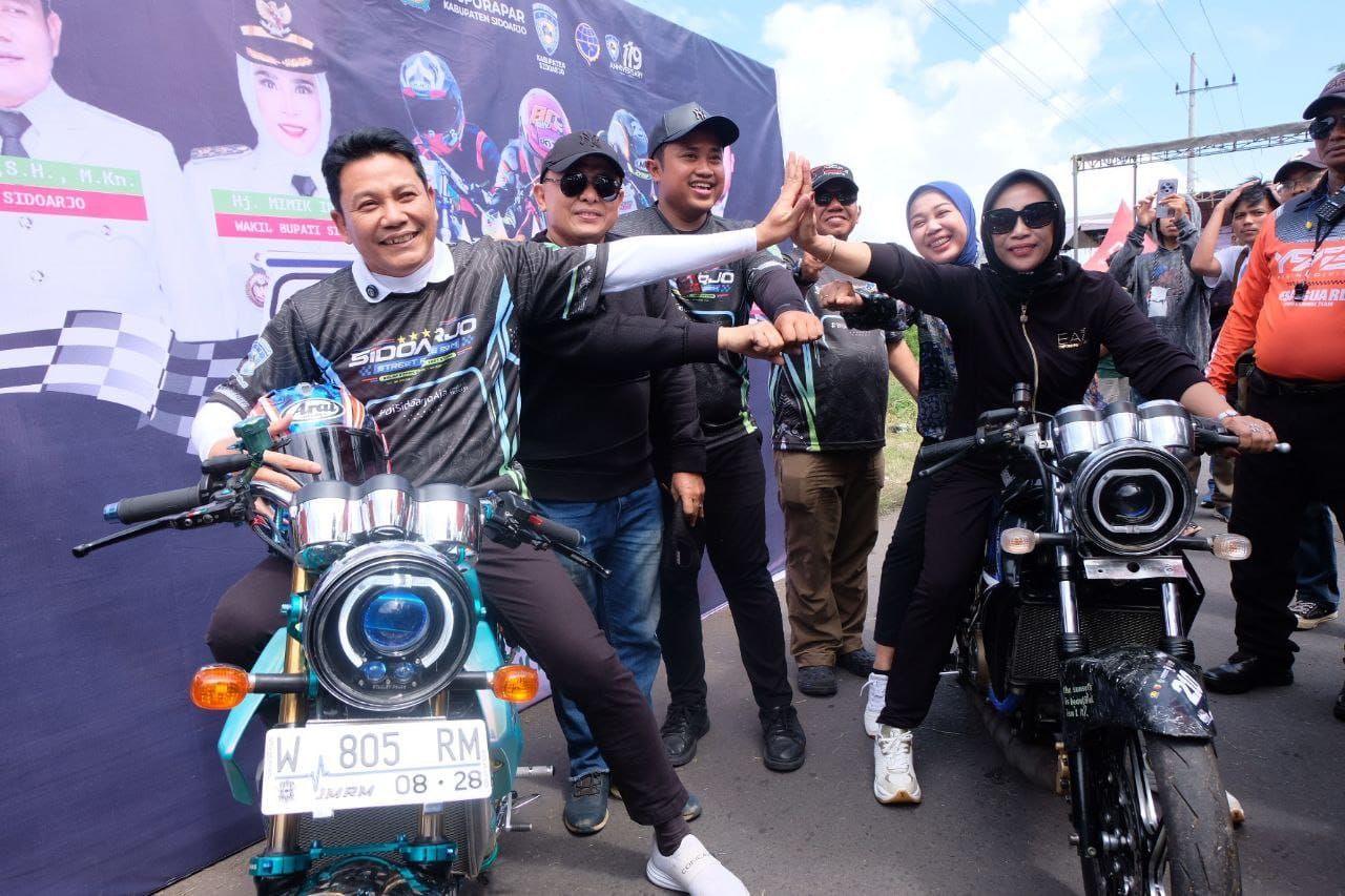 DRAGBIKE - Bupati Sidoarjo Subandi dan Wabup) Sidoarjo Mimik Idayana kompak menghadiri Latber Komunitas Pecinta Balap Motor dalam acara Sidoarjo Dragbike Street Race 2025 di Tol HK Jabon, Sabtu (24/05/2025).
