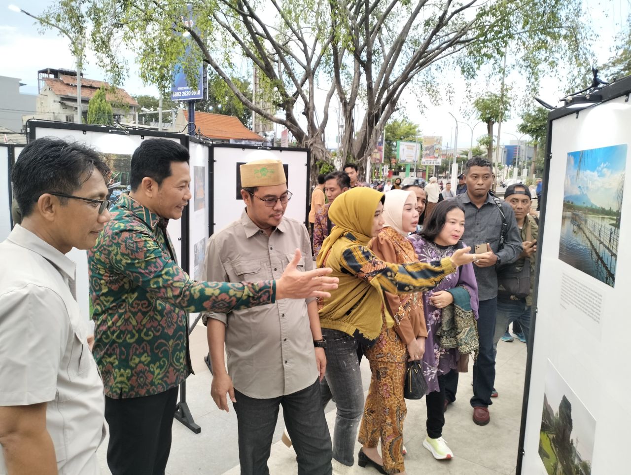 EKONOMI KREATIF - Bupati Sidoarjo Subandi membuka Ajang Ekonomi Kreatif Sidoarjo Tahun 2025 yang diselenggarakan Dinas Pemuda, Olahraga, dan Pariwisata (Disporapar) di Plataran Monumen Jayandaru, Alun-Alun, Sidoarjo, Sabtu (24/05/2025).