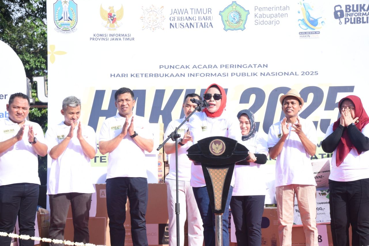 BUKA - Wabup Sidoarjo Mimik Idayana membuka puncak peringatan Hari Keterbukaan Informasi Nasional (HAKIN) Tahun 2025 di Monumen Jayandaru, Alun - Alun Sidoarjo, Minggu (25/05/2025).