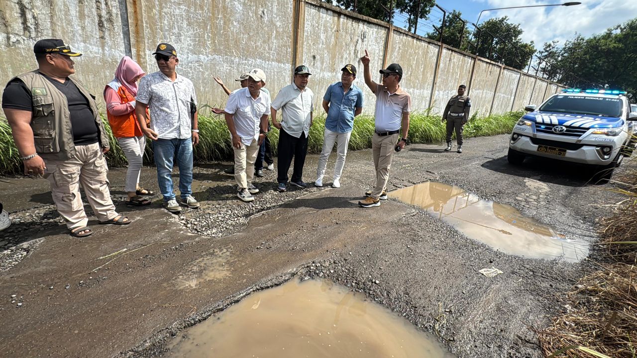 JALAN RUSAK - Bupati Sidoarjo, Subandi sidak melihat langsung kondisi jalan aspal rusak berat di Desa Sebani, Kecamatan Tarik ditemani Kepala Dinas PUBM dan SDA serta anggota Komisi C DPRD Sidoarjo, Minggu (25/05/2025).