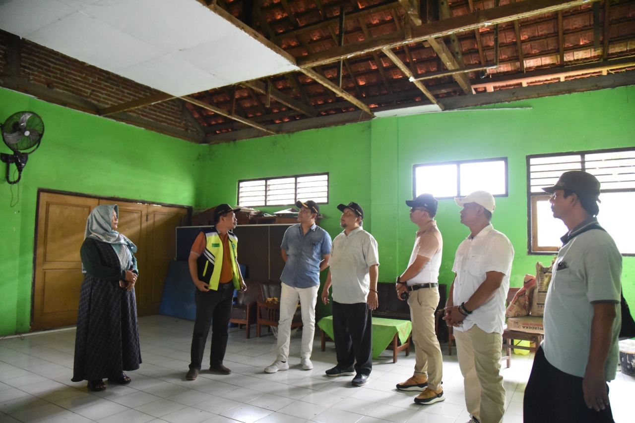JEBOL - Bupati Sidoarjo Subandi sidak tiga rumah kelas dan AKM SDN 1 Sebani, Kecamatan Tarik yang atapnya jebol ditemani anggota Komisi C DPRD Sidoarjo M Nizar serta Kepala Dinas Pendidikan dan Kebudayan Tirto Adi, Minggu (25/05/2025).