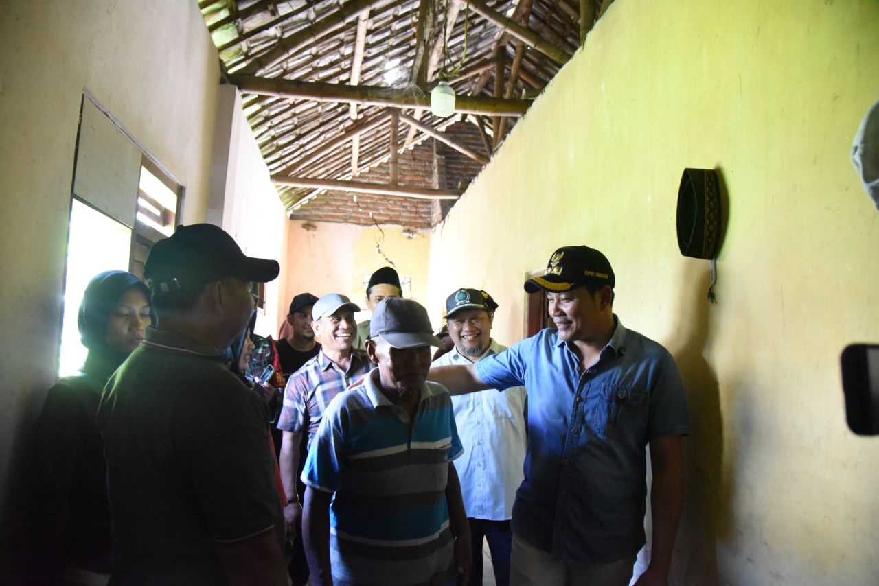 RTLH - Bupati Sidoarjo Subandi ditemani Baznaz dan anggota Komisi C DPRD Sidoarjo M Nizar mengecek Rumah Tidak Layak Huni (RTLH) milik Mulyono (68) warga Desa Sebani, Kecamatan Tarik, Sidoarjo, Minggu (26/05/2025).