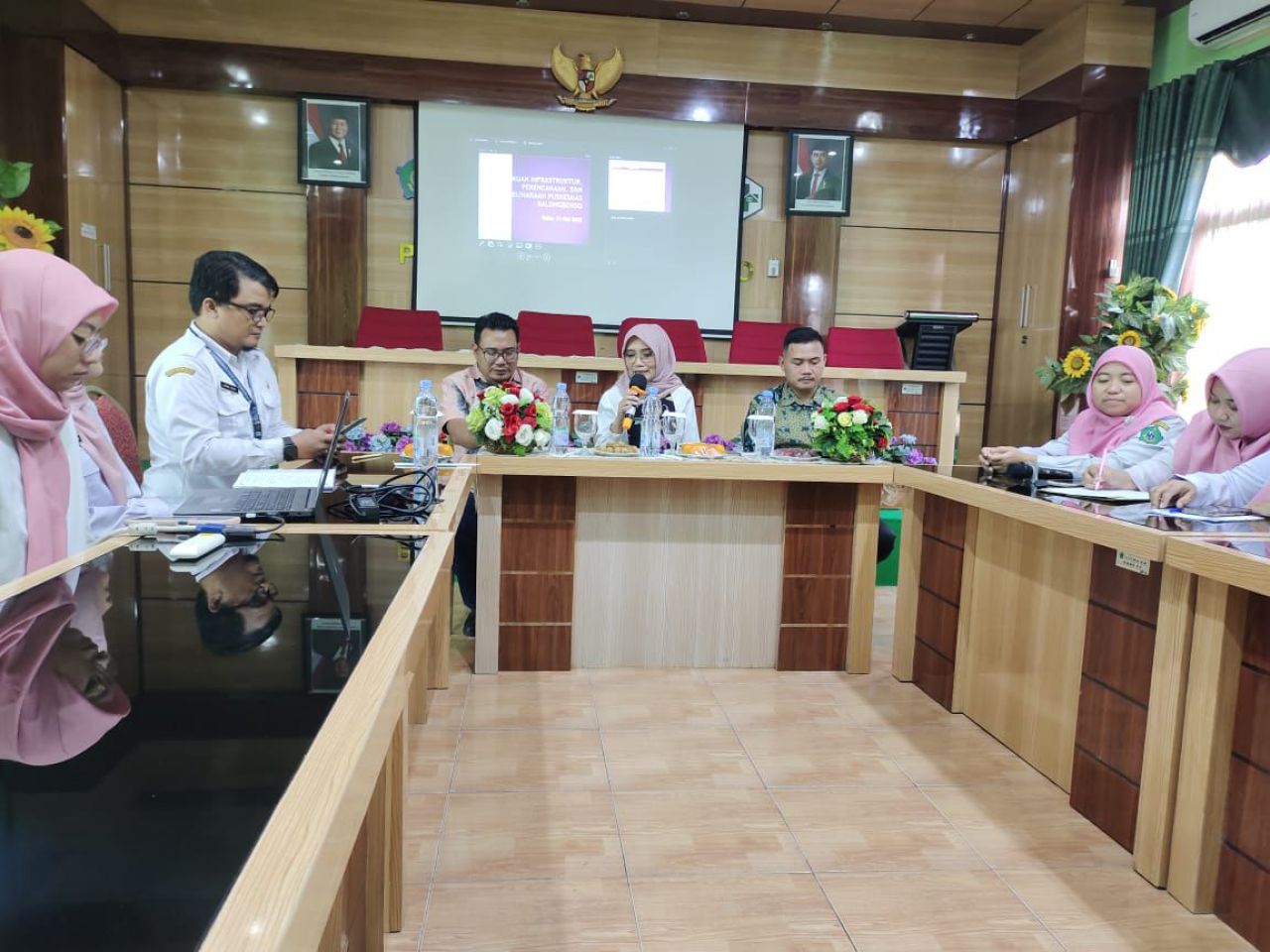 SIDAK - Anggota Komisi C DPRD Sidoarjo, M Abud Asyrofi dan Prabata Ferdiansyah saat melaksanakan Inspeksi Mendadak (Sidak) di Puskesmas Balongbendo, Sidoarjo yang minim sarana dan prasarana (Sarpras) kemarin.