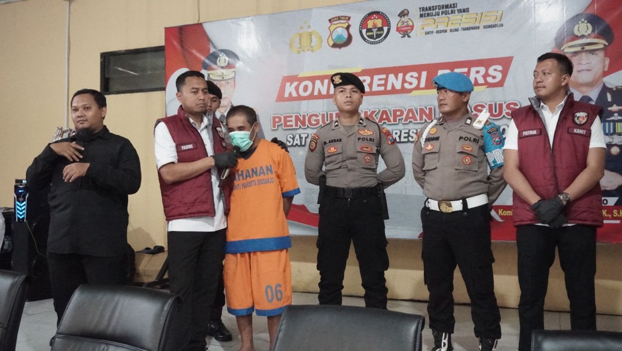 DITAHAN - Tersangka kasus dugaan pencabulan RD (48) yang bekerja di CV Gemilang di Kepatihan, Kecamatan Tulangan diamankan dan ditahan tim penyidik Satuan Reskrim Polresta Sidoarjo beserta barang bukti perbuatanya, Senin (26/05/2025) sore.
