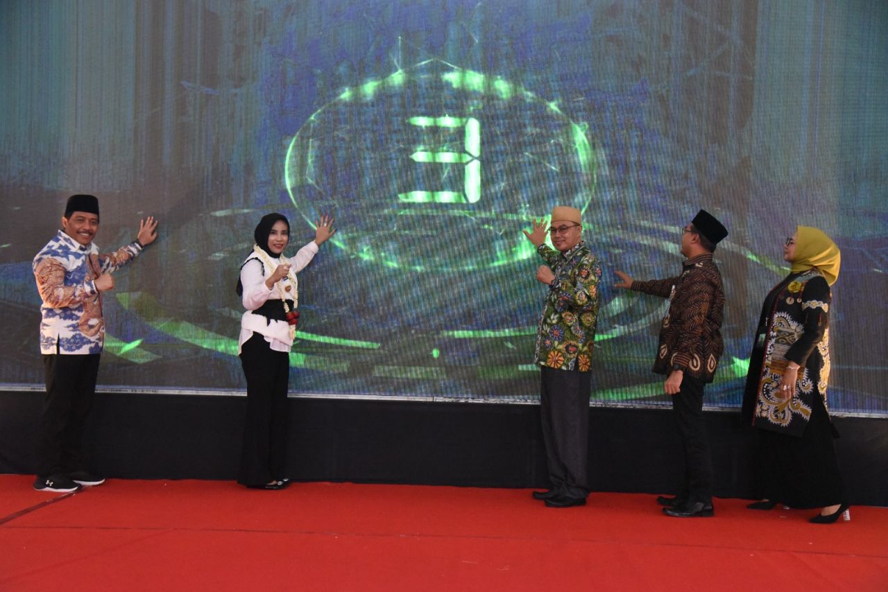 BUKA - Wakil Bupati Sidoarjo, Mimik Idayana didampingi Ketua DPRD Sidoarjo, Abdillah Nasih membuka Job Fair Hybrid Tahun 2025 di GOR Sidoarjo, Selasa (27/05/2025).