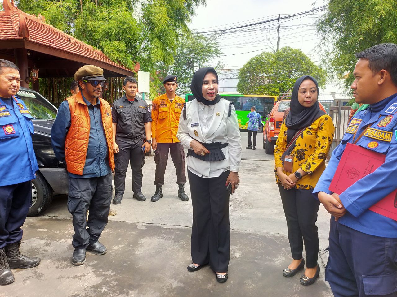 SIDAK - Wakil Bupati (Wabup) Sidoarjo, Mimik Idayana mengecek sejumlah unit armada Bidang Pemadam Kebakaran (Damkar) dan Penyelamatan di Kantor Badan Penanggulangan Bencana Daerah (BPBD) Pemkab Sidoarjo, Selasa (27/05/2025).
