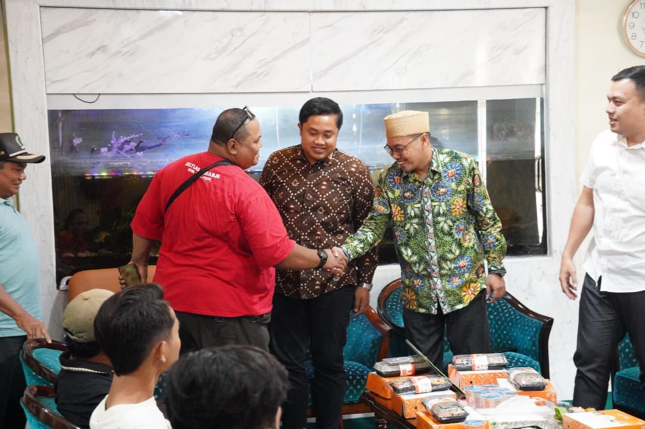 AUDIENSI - Ketua DPRD Sidoarjo, Abdillah Nasih didampingi sejumlah anggota dan pimpinan Komisi D DPRD Sidoarjo menerima kunjungan rombongan pengurus Delta Mania Sidoarjo, Selasa (27/05/2025) sore.