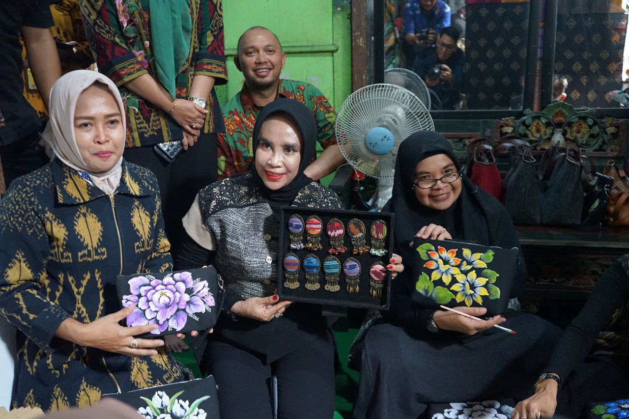 APRESIASI - Wabup Sidoarjo Mimik Idayana mengapresiasi Nine Art Gallery yang berlokasi di lingkungan Jasem, Kelurahan Bulusidokare, Kecamatan/Kabupaten Sidoarjo dalam pengembangan UMKM lokal, Selasa (27/05/2025).