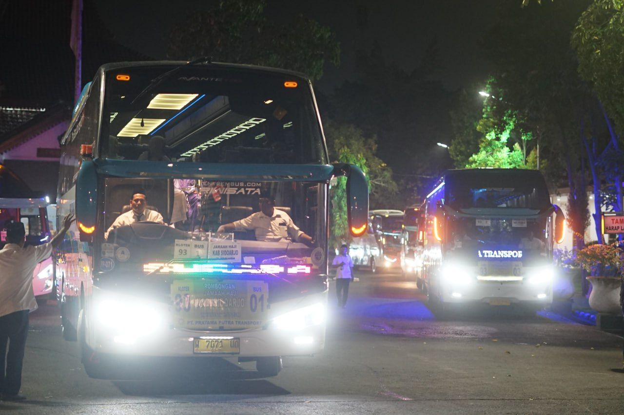 BERANGKATKAN - Bupati Sidoarjo, Subandi resmi melepas keberangkatan Calon Jamaah Haji (CJH) Kabupaten Sidoarjo Kelompok Terbang (Kloter) 93 dari Pendopo Delta Wibawa, Sidoarjo, Rabu (28/05/2025) malam.