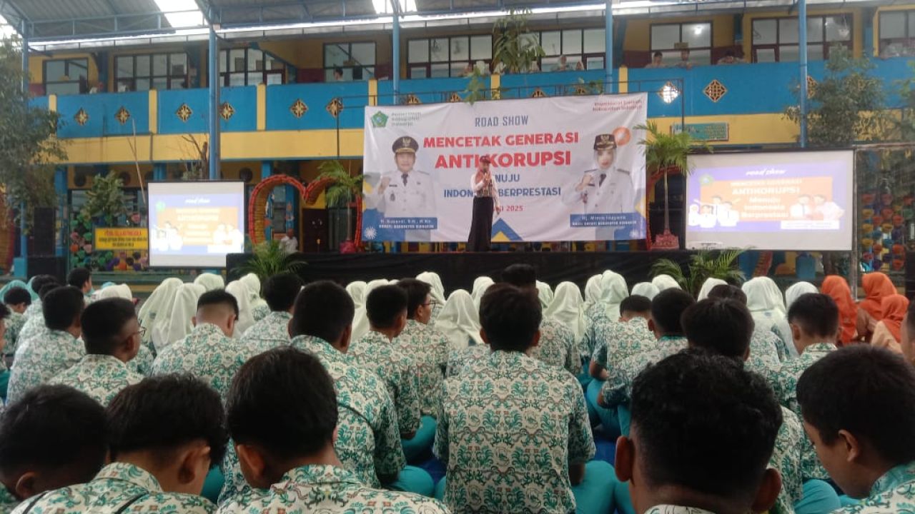 ANTI KORUPSI - Tim sosialisasi pendidikan anti korupsi dari inspektorat Pemkab Sidoarjo mendatangi SMP Negeri 3 Candi menyampaikan pendidikan anti korupsi untuk 160 siswa dan siswi, Rabu (28/05/2025).
