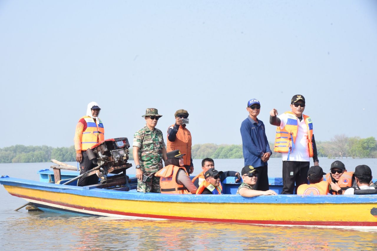 CEK - Bupati Sidoarjo Subandi bersama Dandim 0816 Sidoarjo Letkol Inf Dedyk Wahyu Widodo dan Kepala PUBM dan SDA Pemkab Sidoarjo meninjau lokasi 2.000 hektar tambak yang mangkrak diterjang banjir rob, Jumat (30/05/2025).