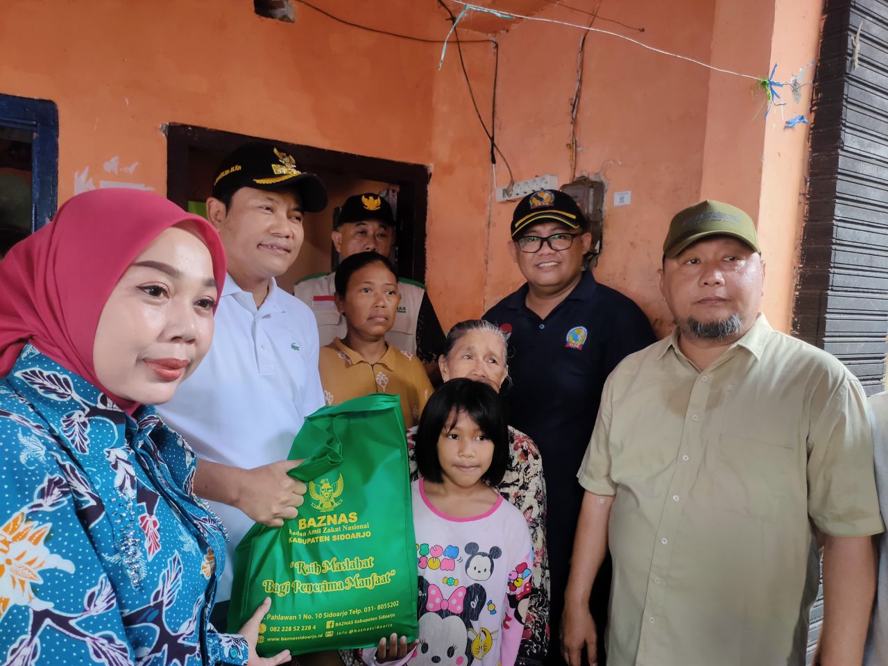 RTLH - Bupati Sidoarjo, Subandi bersama jajaran Dinas Sosial dan Baznas Sidoarjo serta anggota Komisi C DPRD Sidoarjo, M Nizar melakukan sidak langsung di dua lokasi RTLH di Kecamatan Krian, Sabtu (31/05/2025).