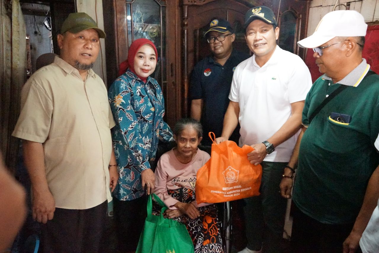 KURSI RODA - Bupati Sidoarjo Subandi ditemani Ketua PKK, BAZNAS dan Dinsos serta anggota Komisi C DPRD Sidoarjo M Nizar secara langsung memberikan bantuan kursi roda ke warga Desa Katerungan, Kecamatan Krian, Sidoarjo, Sabtu (31/05/2025).