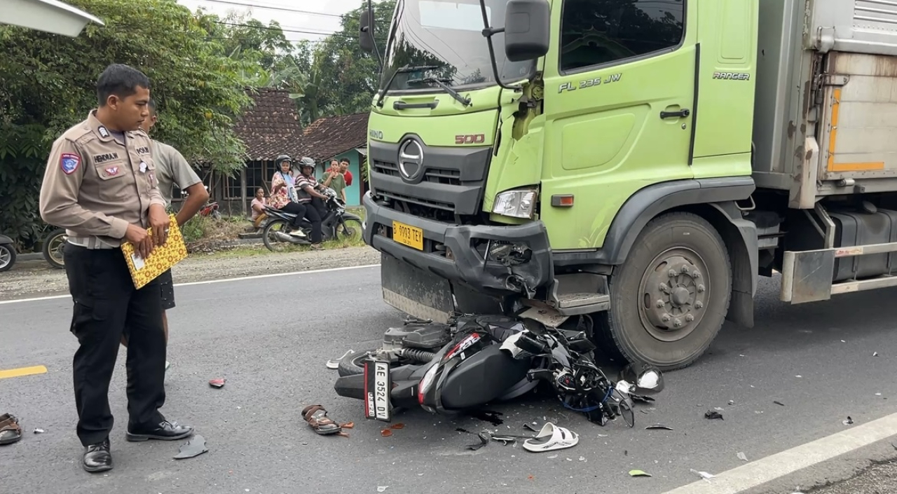 Sepeda motor jenis Honda Beat masuk kolong truk tronton usai terjadi tabrakan yang mengakibatkan 2 pengendara luka, (Foto/Andik)