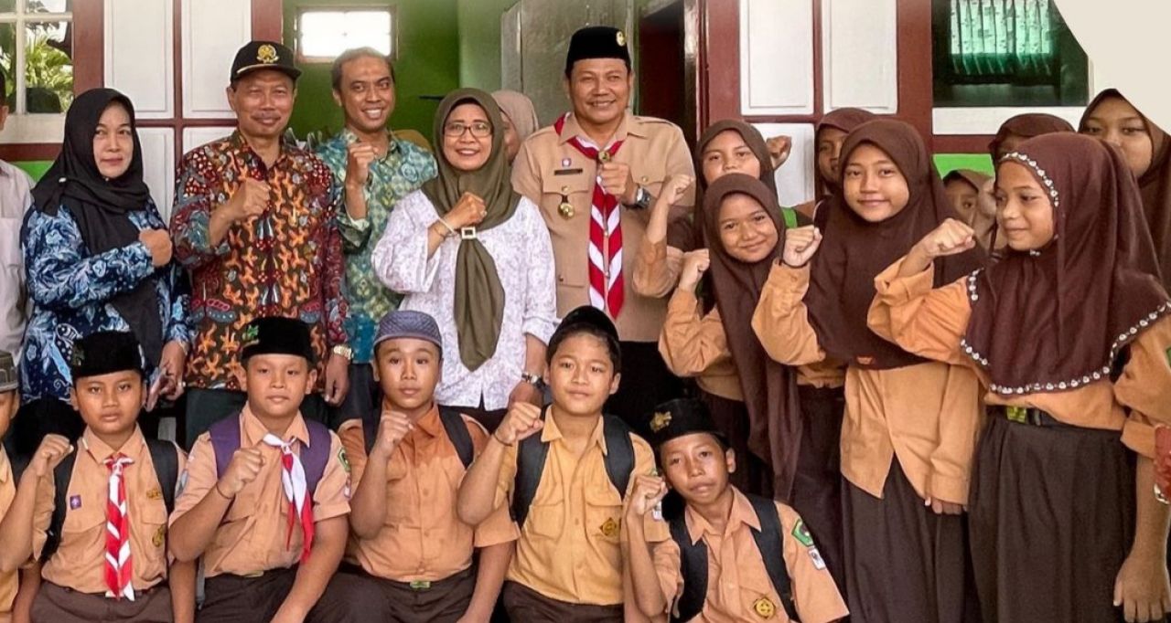 LARANGAN ODL DICABUT - Bupati Sidoarjo Subandi secara resmi mencabut Surat Edaran Bupati Sidoarjo Nomor: 400.3/1308/438.5.1/2025 Tertanggal 3 Februari 2025 kemudian SE tentang Pelaksanaan Pembelajaran di Luar Kelas atau Outdoor Learning (ODL) di Satuan Pe