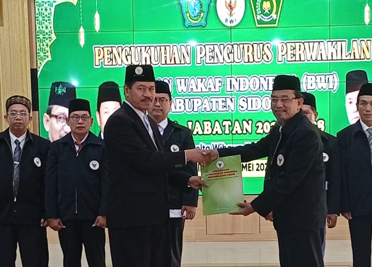 PENGUKUHAN - Pengukuhan Pengurus Perwakilan Badan Wakaf Indonesia (BWI) Kabupaten Sidoarjo masa jabatan 2025 - 2028 disaksikan Bupati Sidoarjo, Subandi di Pendopo Delta Wibawa, Selasa (06/05/2025).