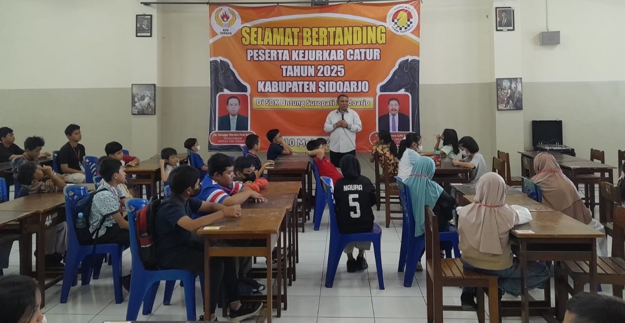 PEMBUKAAN - Pengurus Kabupaten (Pengkab) Persatuan Catur Seluruh Indonesia (Percasi) Sidoarjo menggelar Kejuaraan Kabupaten (Kejurkab) Catur Tahun 2025, di Aula SDK Untung Suropati I, Sabtu (10/05/2025).