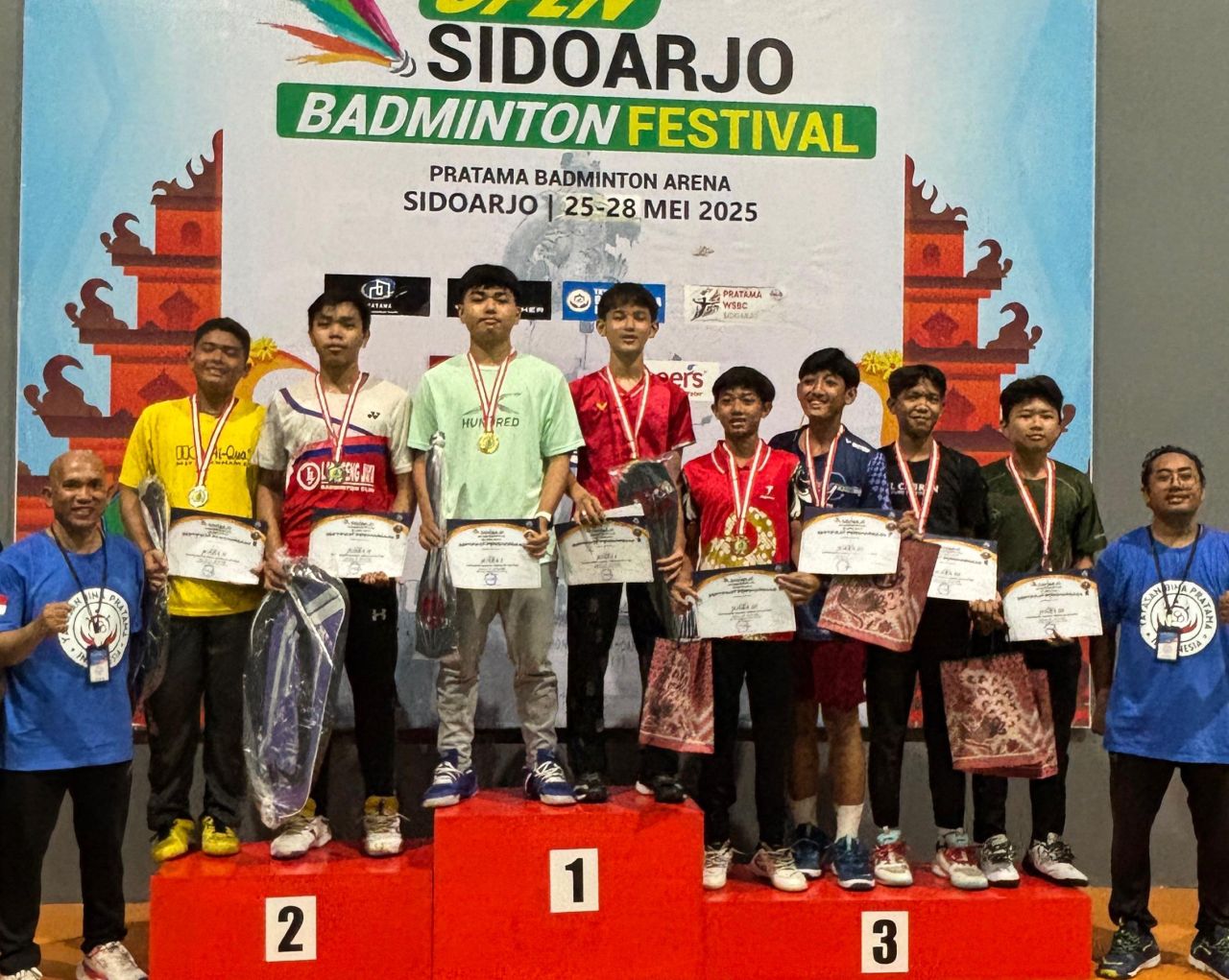 JUARA - Pasangan pelajar yang tercatat sebagai siswa KKO SMP Negeri 2 Sidoarjo M Ramadhan Agus Saputra dan Maulud Cesar AR menjadi juara 1 pertandingan Sidoarjo Badminton Festival 2025 yang digelar di Gedung Pratama Badminton Arena, Selasa (27/05/2025).