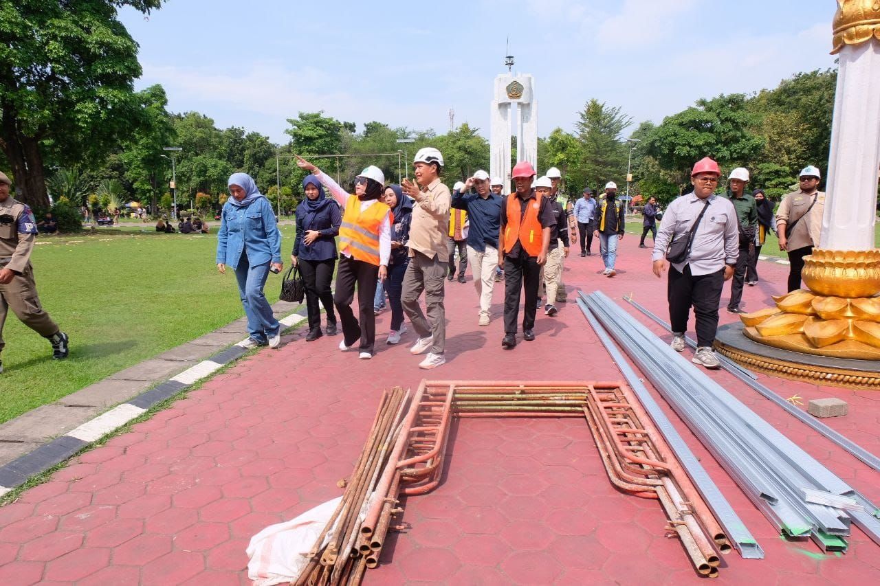 SIDAK - Wakil Bupati (Wabup) Sidoarjo, Mimik Idayana melalukan sidak progres revitalisasi Alun - Alun Sidoarjo didampingi sejumlah pejabat dan pelaksana proyek yang mencapai Rp 24,6 miliar, Minggu (01/06/2025).