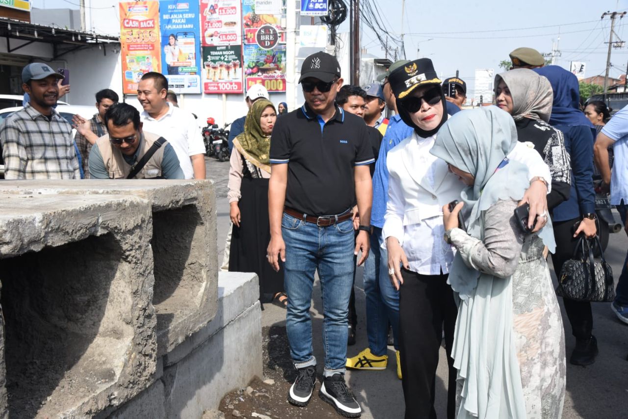 SIDAK - Wakil Bupati (Wabup) Sidoarjo Mimik Idayana melakukan Inspeksi Mendadak (Sidak) ke lokasi proyek betonisasi JL Raya Betro - Gedangan yang sempat viral diprotes warga, Minggu (01/06/2025).