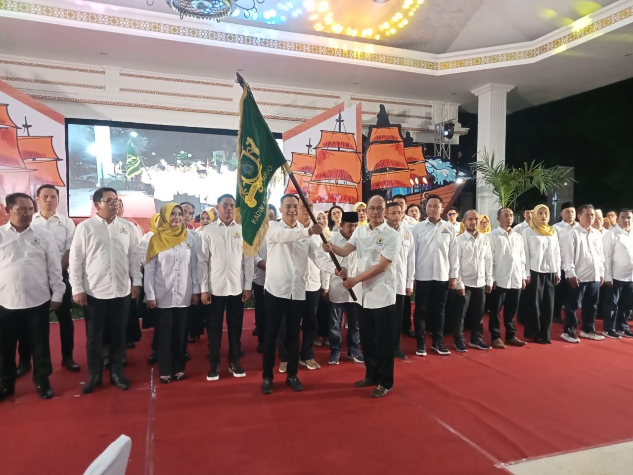 LANTIK - Ketua Kadin Jatim Adik Dwi Putranto mengukuhkan Pengurus Kadin Kabupaten Sidoarjo masa bakti 2024 - 2029 yang diketuai Ubaidillah Nurdin di Pendopo Delta Wibawa, Minggu (01/06/2025) malam.
