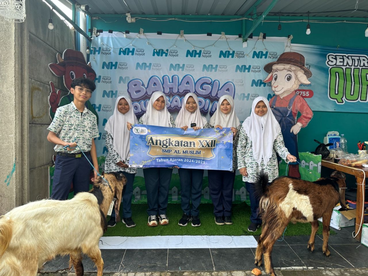 BERBAGI - Sebanyak 74 siswa dan siswi SMP Al Muslim Waru maknai kelulusan dengan berbagi hewan kurban hasil patungan yang rencananya dibagikan warga sekitar sekolah, Senin (02/06/2025).