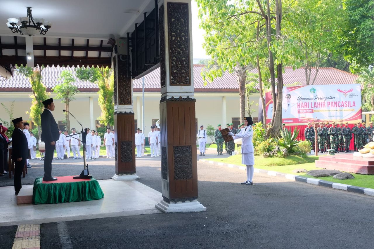 UPACARA - Bupati Sidoarjo, Subandi menjadi inspektur upacara Memperingati Hari Lahir Pancasila yang jatuh tanggal 1 Juni 2025. Upacara itu, dilaksanakan di Pendopo Delta wibawa, Senin (02/06/2025).