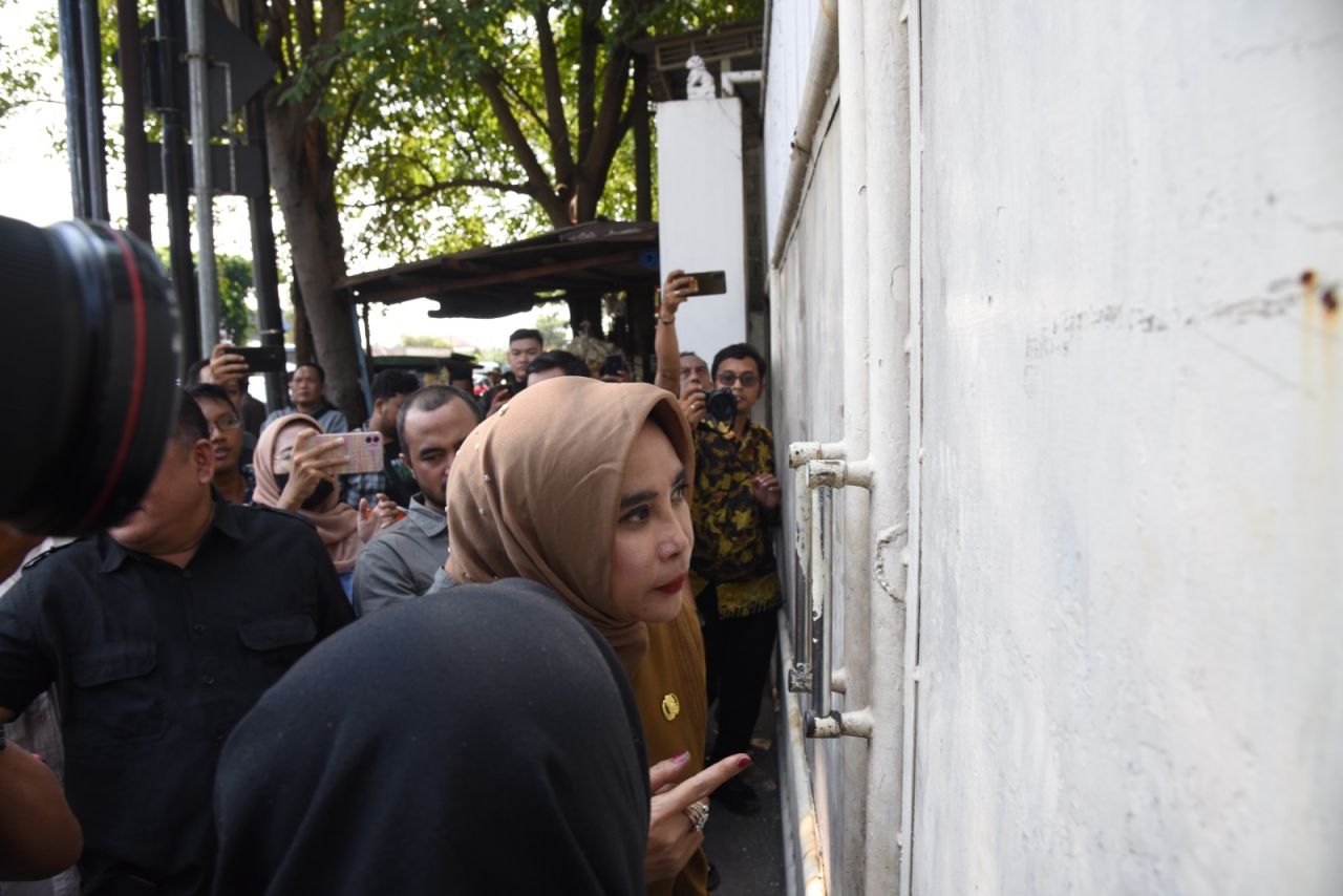 SIDAK - Kasus dugaan penahanan ijazah 21 karyawan PT Tedmonnindo Pratama Semesta produsen tandon air di JL Raya Gelam, Kecamatan Candi, mendapat perhatian Wakil Bupati Sidoarjo, Mimik Idayana dengan sidak ke perusahaan tandon air itu, Senin (02/06/2025).