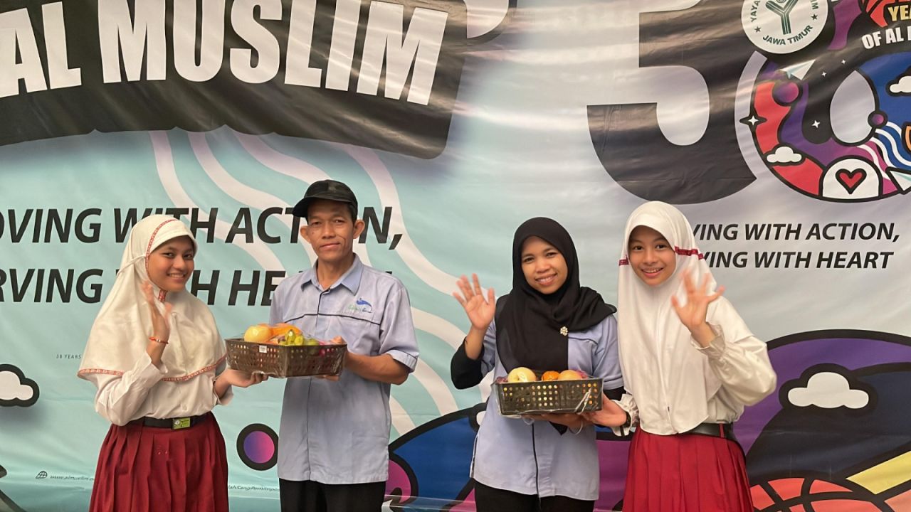BERBAGI - Para siswa kelas VI SD Al Muslim berbagi parcel buah yang dibawah dari rumah dibagikan untuk Satpam, Cleaning Service dan ibu-ibu para penjaga kantin serta para civitas akademika di SD Al Muslim Waru, Senin (02/06/2025).