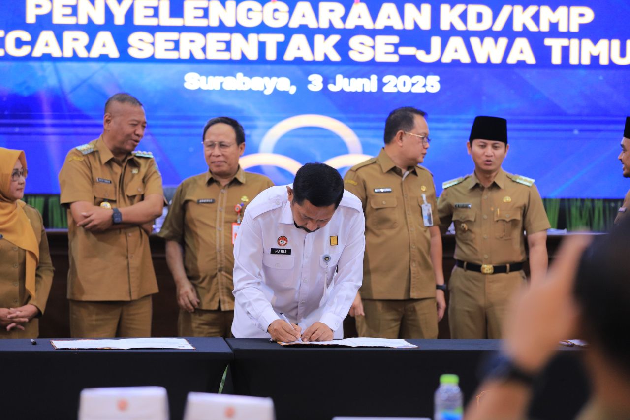 RAPAT - Kepala Kemenkumham Jatim Haris Sukamto saat memimpin Rapat Pengharmonisasian, Pembulatan dan pemantapan Konsepsi terhadap Rancangan Peraturan Kepala Daerah (Raperkada) tentang Penyelenggaraan Koperasi Desa/Kelurahan Merah Putih (KD/KMP) se-Jatim.