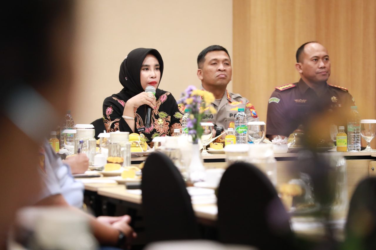 RAKOR - Pemkab Sidoarjo membentuk Satgas terpadu operasi penanganan premanisme dan ormas yang mengganggu keamanan, ketertiban masyarakat, investasi dan dunia usaha saat (Rakor) yang digelar di Favehotel Sidoarjo, Selasa (03/06/2025).