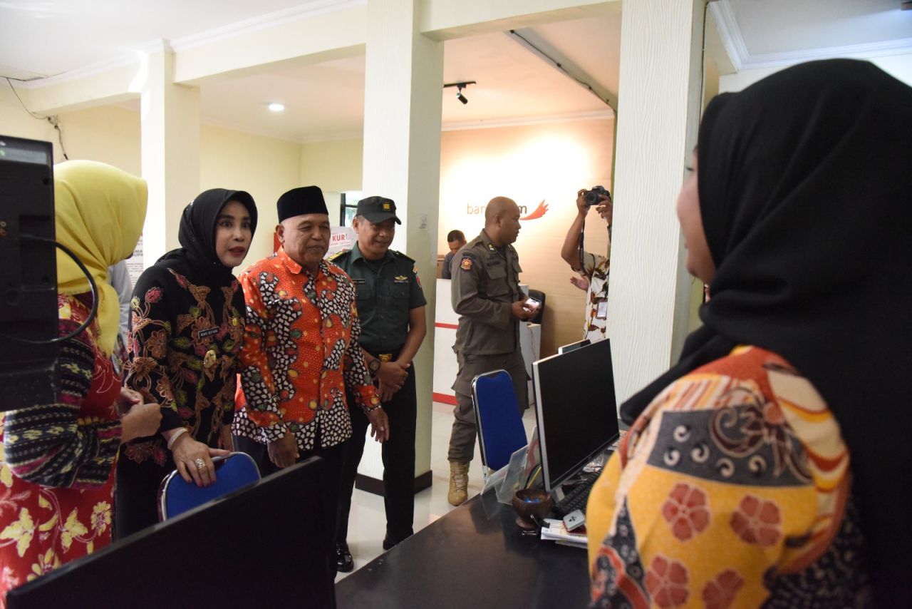 APEL - Wabup Sidoarjo, Mimik Idayana mengajak seluruh pihak untuk ikut membangun Kabupaten Sidoarjo. Ajakan itu, diutarakan Mimik Idayana saat memimpin Apel Pagi di Kantor Kecamatan Gedangan, Selasa (03/06/2025).