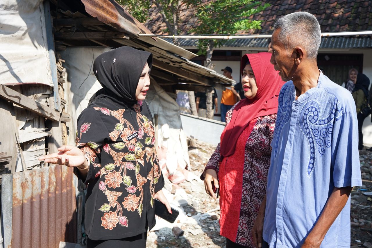 RTLH - Wabup Sidoarjo, Mimik Idayana melakukan Sidak ke rumah Edi Suseno (51) warga di Desa Sawotratap, Kecamatan Gedangan, Selasa (03/06/2025).