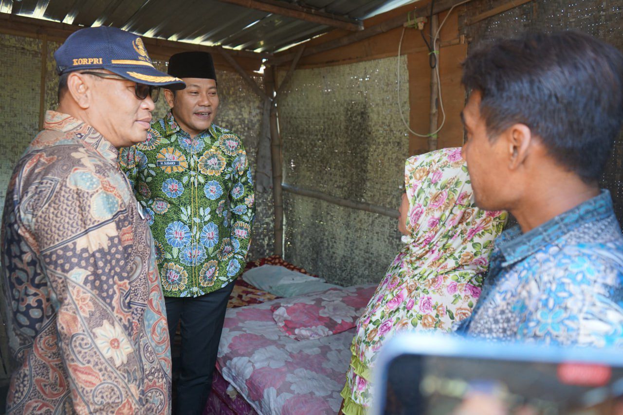 RTLH - Bupati Sidoarjo Subandi mengecek kondisi Rumah Tidak Layak Huni (RTLH) milik Subandi warga Desa Kepunten, Kecamatan Tulangan, Sidoarjo yang kondisinya memprihatinkan, Kamis (05/06/2025).