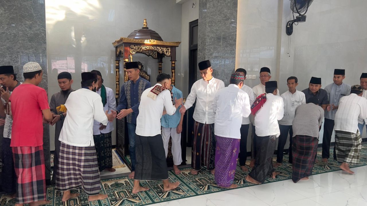 IDUL ADHA - Pelaksanaan Salat Idul Adha 1446 Hijriyah di Rutan Kelas I Surabaya yang terletak di Desa Medaeng, Kecamatan Waru, Sidoarjo berlangsung khusyuk dan tertib dihadiri Kepala Kanwil Dirjenpas Jatim, Kadiyono, Jumat, (06/06/2025).