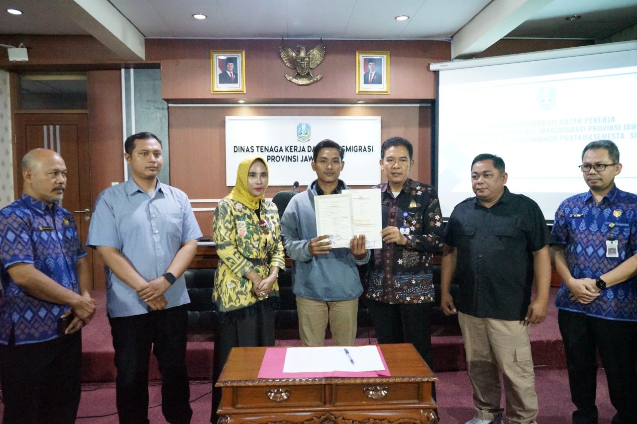 IJAZAH - Wabup Sidoarjo Mimik Idayana menyaksikan pengembalian ijazah milik para pekerja yang mengundurkan diri dari PT Tedmonindo Pratama Semesta yang digelar di Ruang Bidang Pengawasan Ketenagakerjaan Provinsi Jatim, Kamis (05/06/2025).