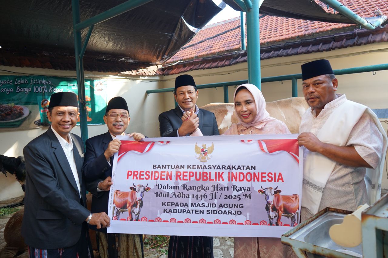 IDUL ADHA - Bupati Sidoarjo Subandi bersama Wakil Bupati (Wabup) Sidoarjo Mimik Idayana dan jajaran Forkopimda Sidoarjo melaksanakan Sholat Idul Adha 1446 Hijriyah secara khidmat di Masjid Agung Sidoarjo, Jumat (06/06/2025).