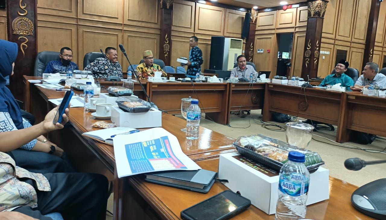RENSTRA - Ketua DPRD Sidoarjo, H Abdillah Nasih dan Wakil Ketua I Suyarno memimpin Rapat Koordinasi (Rakor) bersama para staf Sekretaris DPRD Sidoarjo dan Tenaga Ahli (TA) soal Rencana Strategis (Renstra) Bupati dan Wabup Sidoarjo pekan kemarin.