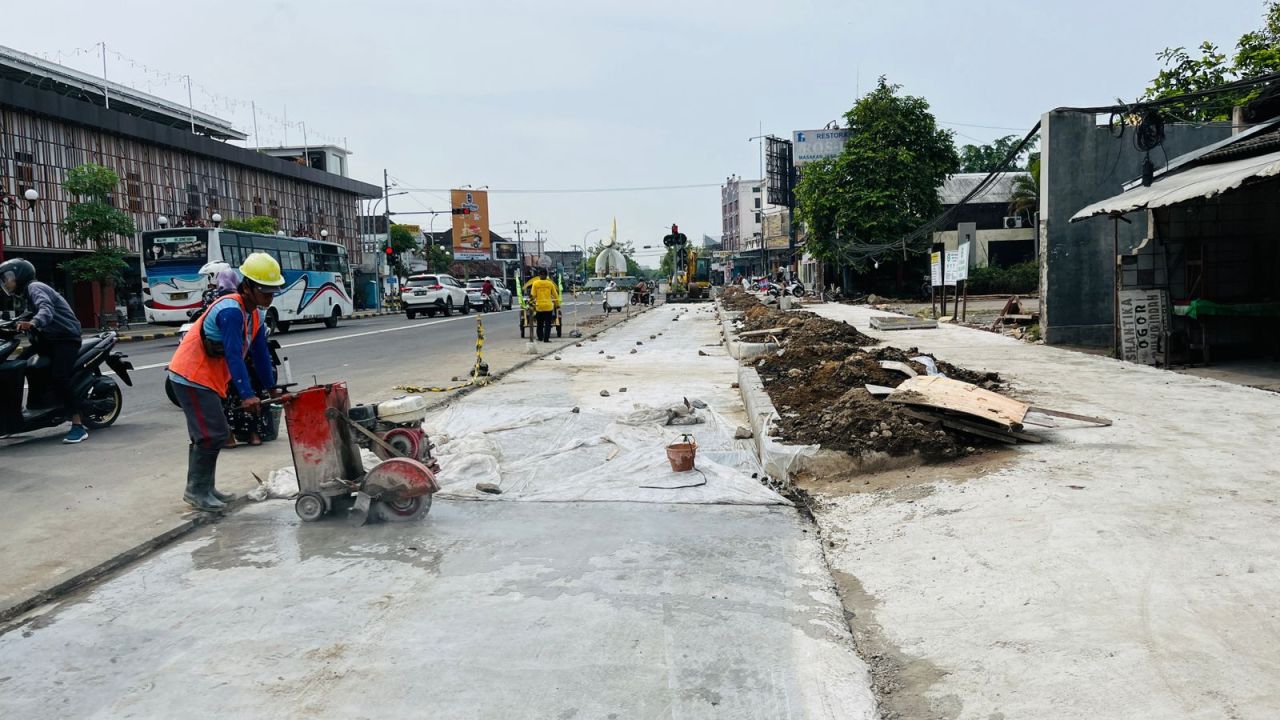 GENJOT - Dinas Pekerjaan Umum dan Penataan Ruang (PUPR) Pemkab Ngawi terus menggenjot pembangunan infrastruktur jalan, jembatan serta pedestrian seperti di JL Panglima Sudirman, Kota Ngawi kemarin.