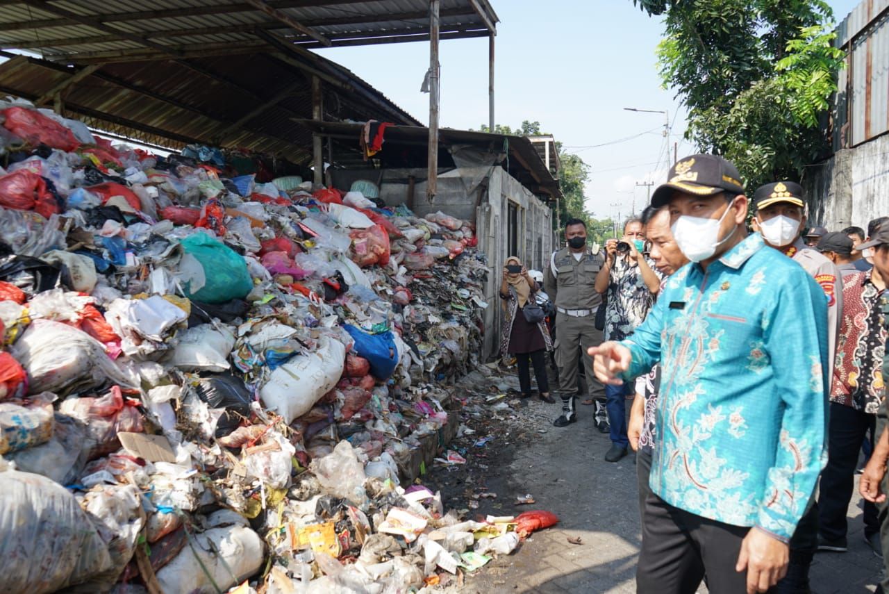 SIDAK - Bupati Sidoarjo Subandi dan Kepala Dinas Lingkungan Hidup dan Kebersihan (DLHK) M Bahrul Amiq sidak Tempat Pengolahan Sampah Reduce Reuse Recycle (TPS3R) di Dusun Kedinding, Desa Ngampelsari, Kecamatan Candi, Selasa (10/06/2025).