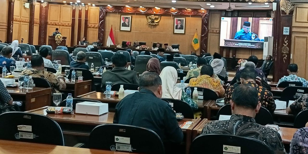 PARIPURNA - Jubir Fraksi PKB DPRD Sidoarjo M Rojik membacakan Pandangan Umum (PU) diantaranya meminta Bupati Sidoarjo Subandi minta maaf ke 50 anggota dewan atas pernyataannya tugas dewan menghambur-hamburkan uang saat Rapat Paripurna, Selasa (10/06/2025)