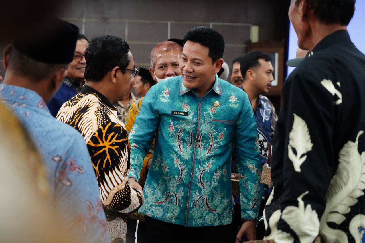 RAKOR - Bupati Sidoarjo Subandi memimpin Rakor rencana Pilkades Serentak di 79 desa di wilayah Sidoarjo yang masih menunggu keputusan Peraturan Pemerintah (PP) dan Mendagri di Ruang Delta Graha, Gedung Sekretariat Daerah Sidoarjo, Selasa (11/06/2026).