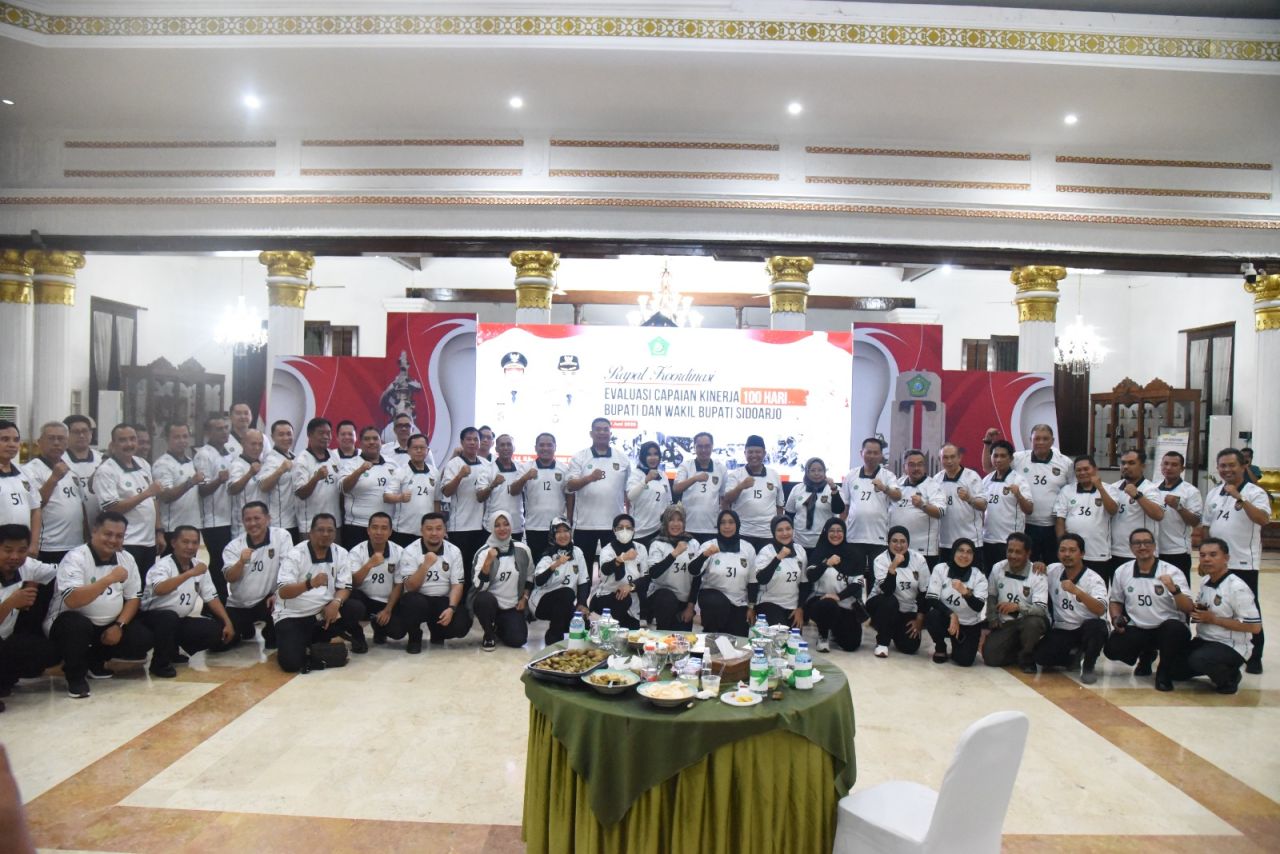 KOORDINASI - Wabup Sidoarjo Mimik Idayana memimpin koordinasi dengan para Kepala OPD di lingkungan Pemkab Sidoarjo sekaligus acara Nonton Bareng (Nobar) pertandingan Timnas melawan Jepang di Pendopo Delta Wibawa Sidoarjo, Selasa (10/06/2025) malam.